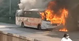 मुंबई : 'शिवशाही' बस में माटुंगा पुलिस स्टेशन के पास लग गई आग; यात्रियों को समय रहते सुरक्षित बाहर निकाल लिया गया 