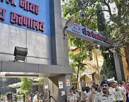 मुंबई : नायर अस्पताल में एक मृत मरीज के व्यथित रिश्तेदारों ने सोमवार को डॉक्टरों पर गालियाँ दीं और कथित तौर पर हिंसा की धमकी दी