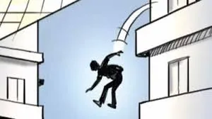 मुंबई : 13 साल की स्टूडेंट ने स्कूल बिल्डिंग से छलांग लगा दी और गंभीर चोटों के कारण मौके पर ही मौत