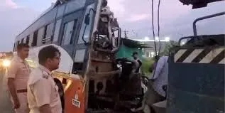 मुंबई-गोवा हाईवे पर शिवशाही बस CNG सिलेंडर ले जा रहे एक ट्रक से टकरा गई; सात यात्रियों को चोटें आईं 