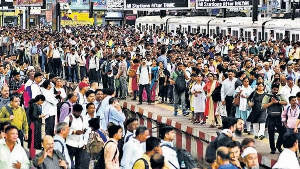 मुंबई के यात्रियों के लिए खुशखबरी! CSMT, दादर और LTT पर जल्द बनेंगे हाई-टेक 'प्रतीक्षा क्षेत्र', भीड़ प्रबंधन के लिए रेलवे का बड़ा कदम