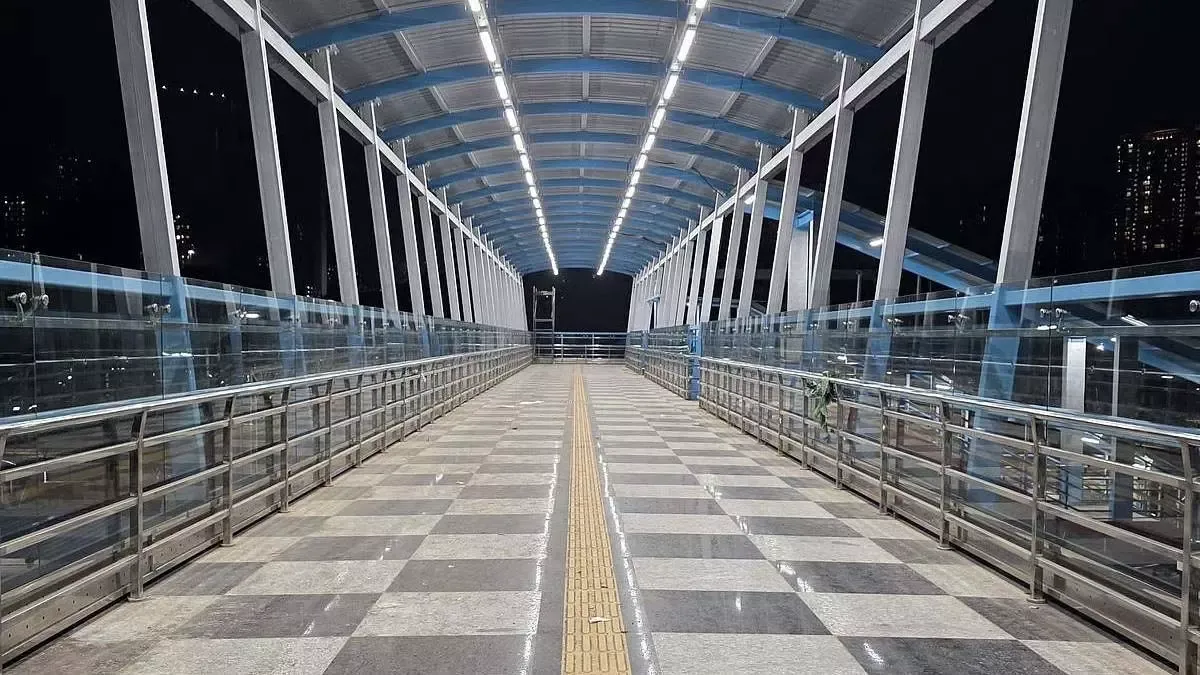 बांद्रा : गरीब नगर से कलानगर के बीच निर्माणाधीन स्काईवॉक का काम अंतिम चरण में 