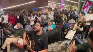 मुंबई : फ़्लाइट में देरी के बीच एयरपोर्ट के अंदर लाइव म्यूज़िकल से यात्रियों का मनोरंजन