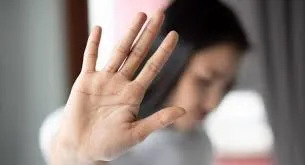 मुंबई : सोशल मीडिया अकाउंट पर आपत्तिजनक कंटेंट पोस्ट करना पीछा करने और उसकी इज्जत को ठेस पहुंचाने जैसा - बॉम्बे हाई कोर्ट