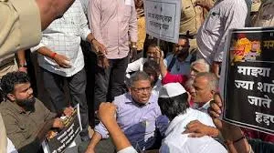 बृहन्मुंबई नगर निगम मुख्यालय के बाहर शहर में मराठी-माध्यम स्कूलों को बंद करने के विरोध में इकट्ठा हुए स्कूलों के शिक्षक और छात्र