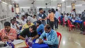 मुंबई : 23 नगर परिषदों और नगर पंचायतों में 143 खाली सदस्य पदों के लिए वोटिंग शुरू