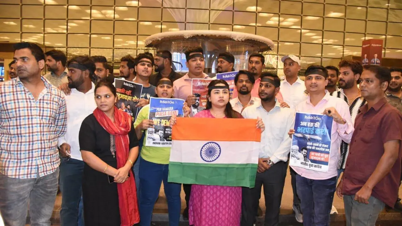मुंबई युवक कांग्रेस की ओर से छत्रपति शिवाजी महाराज अंतरराष्ट्रीय हवाई अड्डे के टी 2 टर्मिनल पर किया विरोध प्रदर्शन