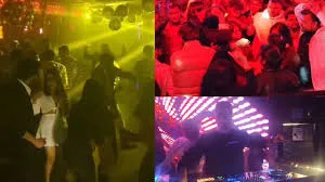 मुंबई  : नए साल का स्वागत करने के लिए ज़बरदस्त उत्साह; लोगों ने समुद्र किनारे आतिशबाजी, संगीत और सेल्फ़ी के साथ जश्न मनाया