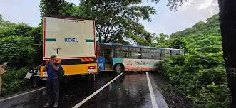  मुंबई : आरे कॉलोनी रोड पर बेस्ट बस-ट्रक की टक्कर से 2026 के पहले दिन यातायात बाधित 