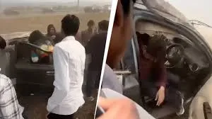 दिल्ली-मुंबई एक्सप्रेसवे पर पलटी कार, चारों तरफ उठा धूल का गुबार, देखें एक्सीडेंट का खौफनाक VIDEO