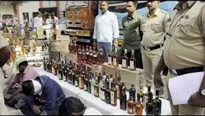 पुणे : नगर निगम चुनावों के मद्देनजर आबकारी विभाग ने सख्त कार्रवाई; 370 मामले दर्ज,  5 करोड़ रुपये से ज़्यादा का सामान ज़ब्त 