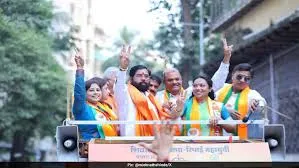 ठाणे : बीएमसी चुनाव में क्यों चर्चा में आया ठाणे का म्हात्रे परिवार 