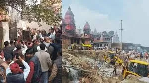 वाराणसी : मणिकर्णिका घाट पर प्रदर्शन करने पहुंचे पाल समाज के लोग, पुलिस ने 17 लोगों को उठाया