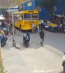 मुंबई : खेतवाड़ी इलाके में महिला की गोद से गिरी 9 महीने की बच्ची को रौंद गई स्कूल बस