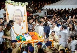 मुंबई : उपमुख्यमंत्री अजीत पवार का अंतिम संस्कार पूरे राजकीय सम्मान के साथ किया गया