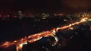 मुंबई : बिजली की आपूर्ति न होने पर कई ट्वीट; एक घंटे में ही बिजली न होने पर औकात पता चल गई