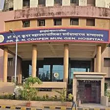 मुंबई : कूपर हॉस्पिटल में शर्मनाक घटना, नशे में मरीज ने 23 साल की डॉक्टर की छाती पर मारी लात