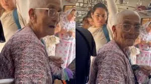 मुंबई : लोकल ट्रेन में कंगन बेचती 89 वर्षीय बुजुर्ग का वीडियो वायरल, देखकर सोशल मीडिया यूजर्स ने दिए ऐसे रिएक्शन