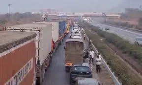 मुंबई : पुणे एक्सप्रेसवे पर 33 घंटे बाद ट्रैफिक फिर से शुरू हुआ