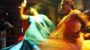 मुंबई: जबरन सेल्फी, चेंजिंग रूम में एंट्री, मांगते हैं नंबर, पुलिस के गंदे व्यवहार पर बार डांसर पहुंचीं महिला आयोग