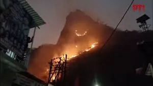 मुंब्रा बायपास के समीप स्थित देवी गांव के पास पहाड़ी क्षेत्र में भीषण आग, इलाके में अफरा-तफरी 