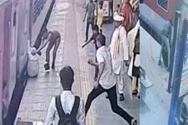 मुंबई : देवदूत बने RPF जवान ने 22 वर्षीय युवक की बचाई जान, लोकमान्य तिलक टर्मिनस स्टेशन पर टला बड़ा हादसा