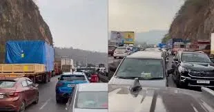 मुंबई-पुणे एक्सप्रेसवे पर 32 घंटे के जाम के बाद 1.2 लाख लोगों को मिलने जा रहा ₹5.2 करोड़ का रिफंड, जानें वजह