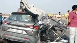 कोटा : दिल्ली - मुंबई एक्सप्रेसवे पर दर्दनाक हादसा, ट्रक से टकराकर उड़े कार के परखच्चे, 4 की मौत 