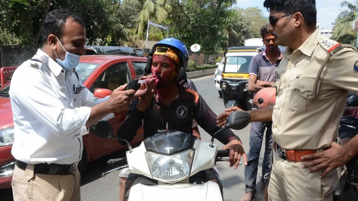 Holi 2026 Mumbai: मुंबई में होली के दौरान ट्रैफिक नियम तोड़ने वालों पर सख्त कार्रवाई में 16,727 चालान  वसूले ₹1.99 करोड़