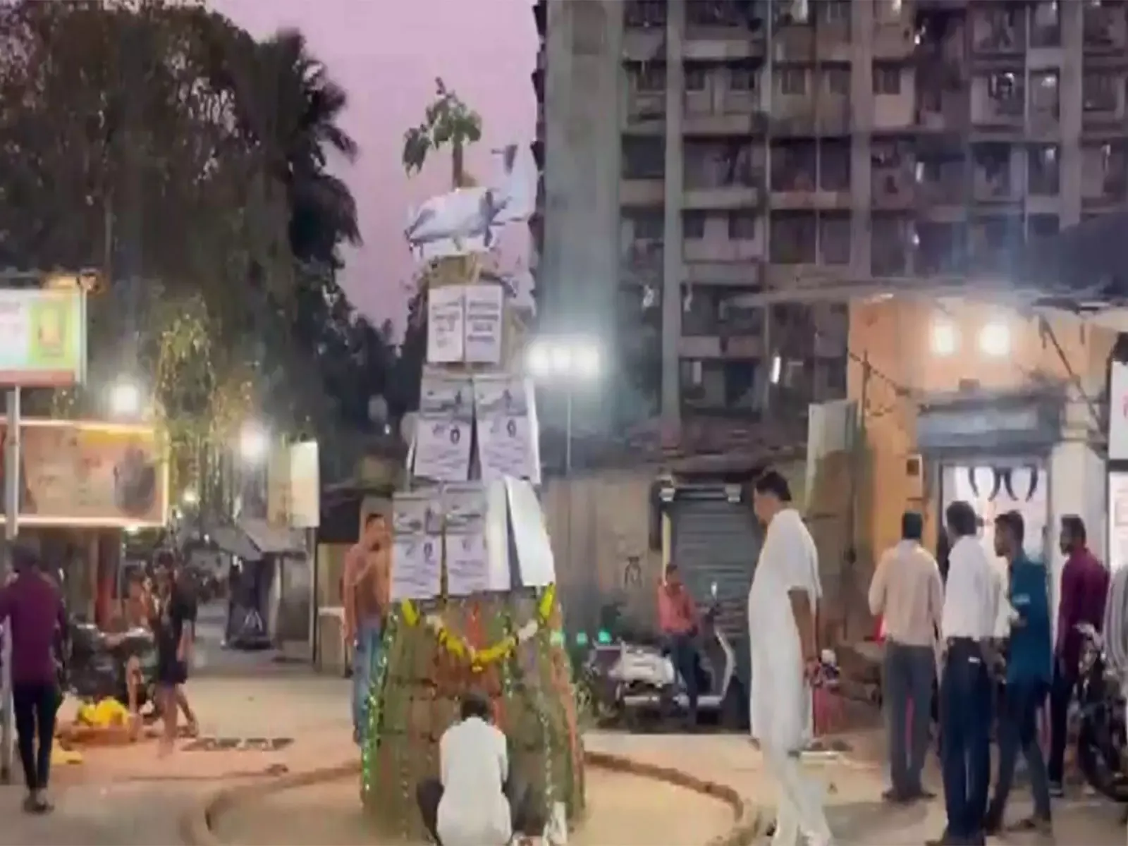 ठाणे में प्रदर्शनकारियों ने VSR एयरक्राफ्ट की होलिका जलाई, अजित पवार की मौत की जांच की मांग की