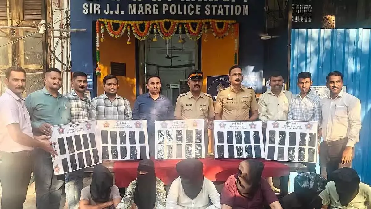 मुंबई पुलिस की बड़ी कार्रवाई: मोबाइल चोरी करने वाला अंतरराज्यीय गैंग पकड़ा, 52 फोन बरामद