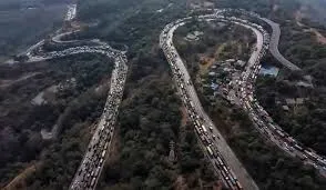 मुंबई-पुणे एक्सप्रेसवे पर जाम के मुद्दे पर चर्चा; मुख्यमंत्री फडणवीस ने जवाब दिया