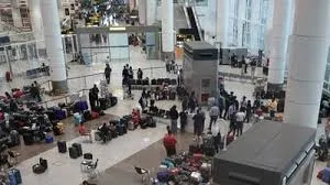 मुंबई : दुबई, बहरीन की फ्लाइट कैंसिल होने से मुंबई एयरपोर्ट पर अफरा-तफरी, मिडिल ईस्ट टेंशन की वजह से यात्री फंसे