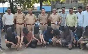 कल्याण : पुलिस बन ठगी करने वाले 8 आरोपियों का भंडाफोड़, 5 लाख रुपए और दो स्कॉर्पियो जब्त