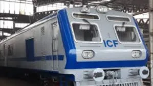 मुंबई : इस रूट पर पहली बार एसी लोकल ट्रेन चलेगी, जानिए सभी डिटेल