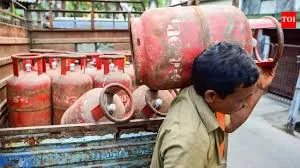 मुंबई : 115 रुपये महंगी हुई एलपीजी गैस, घरेलू सिलेंडर के दाम 60 रुपये बढ़े, जानें दिल्ली-मुंबई में कीम