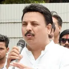 मुंबई : कांग्रेस पार्षद अशरफ आजमी ने एलपीजी आपूर्ति संकट पर विशेष सत्र की मांग की