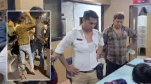 मुंबई : ट्रैफिक पुलिसकर्मी की पिटाई, वर्दी फाड़ने की कोशिश, मुंबई-अहमदाबाद हाईवे के काशीमारा इलाके की घटना