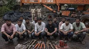 मुंबई : एमटीएनएल केबल चुराने के आरोप में अंतर-राज्यीय गिरोह के नौ सदस्य गिरफ्तार; हाइड्रा क्रेन और औजार जब्त
