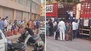 मुंबई : परीक्षा के बीच लाइन में खड़े छात्र, सिलेंडर लेने के लिए घंटों इंतजार