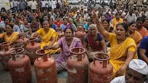 वसई के लोगों ने एलपीजी की कमी को लेकर मुंबई-अहमदाबाद हाईवे जाम किया