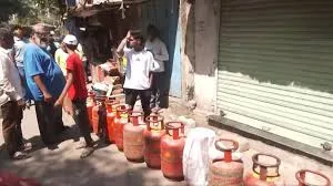 मुंबई : चेंबूर में  एलपीजी सिलेंडर की भारी कमी, लोगों ने सुबह से लाइन में लगाई प्रतीक्षा 