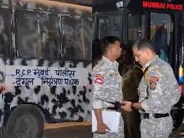 मुंबई : मालाड पूर्व में दो गुटों के बीच हिंसक झड़प, पुलिस ने किया हल्का बल प्रयोग