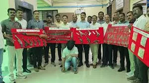 ठाणे : हिस्ट्रीशीटर और सोशल मीडिया पर्सनैलिटी गिरफ्तार, भारी मात्रा में हथियारों का जखीरा और 3.52 लाख के नकली नोट जब्त