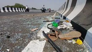 ठाणे : सीमेंट मिक्सर और ईको वैन की भीषण टक्कर में 11 लोगों की मौत 