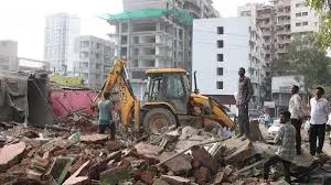 मुंबई : पुलिस की बड़ी कार्रवाई: हिस्ट्रीशीटर को देश निकाला, अवैध निर्माण ध्वस्त