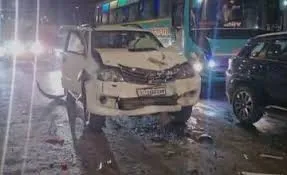  मुंबई : दहिसर ब्रिज पर तेज़ रफ़्तार फॉर्च्यूनर–किआ टक्कर में कई घायल