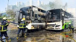 मुंबई : वडाला में आग से निजी बसों का नुकसान