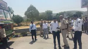 दिल्ली-मुंबई एक्सप्रेसवे पर अवैध ढाबों पर चला बुलडोज, 15 अवैध ढाबे बंद, 20 वाहनों के चालान