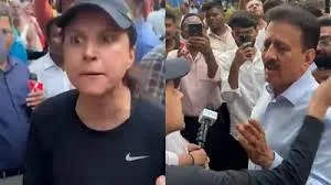 मुंबई : एक महिला ने ट्रैफिक जाम के कारण बीजेपी  मंत्री से कहा ‘गेट आउट’, वीडियो हुआ वायरल